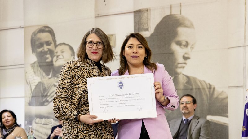 Foto 33 de 62: Galería fotográfica (Segunda Parte): Ceremonia de Titulación UGM Año Académico 2023 Facultades de Ciencias Sociales, Jurídicas y Humanidades y de Negocios y Tecnologías
