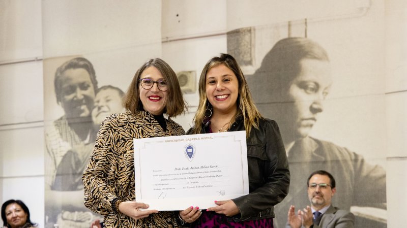 Foto 35 de 62: Galería fotográfica (Segunda Parte): Ceremonia de Titulación UGM Año Académico 2023 Facultades de Ciencias Sociales, Jurídicas y Humanidades y de Negocios y Tecnologías