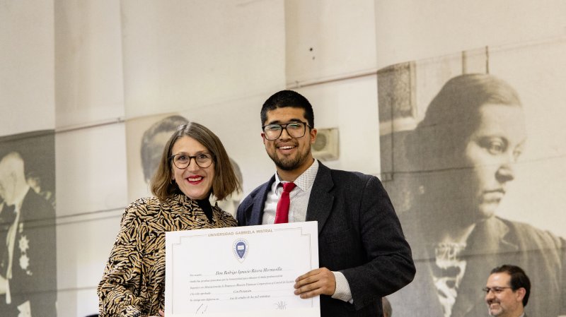 Foto 38 de 62: Galería fotográfica (Segunda Parte): Ceremonia de Titulación UGM Año Académico 2023 Facultades de Ciencias Sociales, Jurídicas y Humanidades y de Negocios y Tecnologías