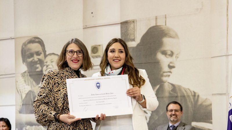 Foto 40 de 62: Galería fotográfica (Segunda Parte): Ceremonia de Titulación UGM Año Académico 2023 Facultades de Ciencias Sociales, Jurídicas y Humanidades y de Negocios y Tecnologías