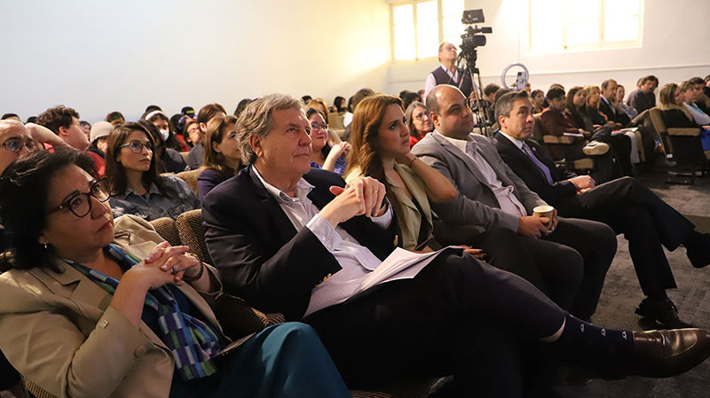 Foto 4 de 8: 4ta Encuesta Nacional Ecosistema Emprendedor UGM / B&W: Chilenos piensan que grandes empresas pagan mejor y pymes tienen mejor ambiente laboral