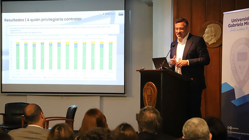 Foto 3 de 8: 4ta Encuesta Nacional Ecosistema Emprendedor UGM / B&W: Chilenos piensan que grandes empresas pagan mejor y pymes tienen mejor ambiente laboral