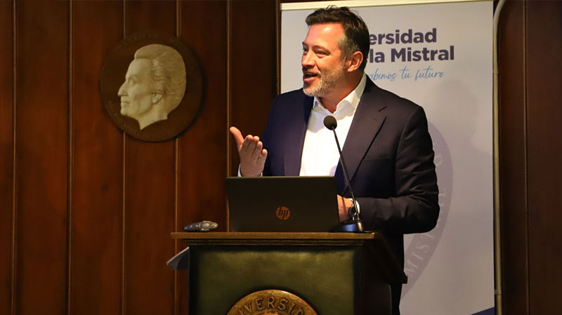 Foto 5 de 8: 4ta Encuesta Nacional Ecosistema Emprendedor UGM / B&W: Chilenos piensan que grandes empresas pagan mejor y pymes tienen mejor ambiente laboral