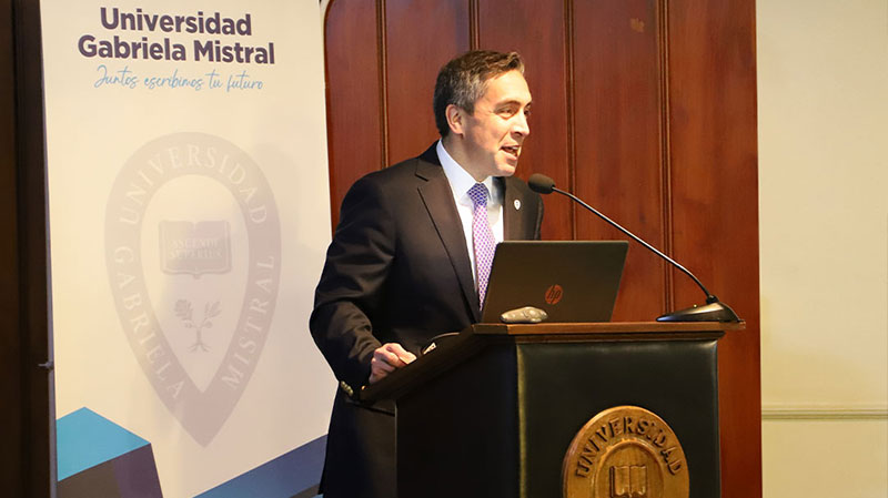 Foto 1 de 8: 4ta Encuesta Nacional Ecosistema Emprendedor UGM / B&W: Chilenos piensan que grandes empresas pagan mejor y pymes tienen mejor ambiente laboral