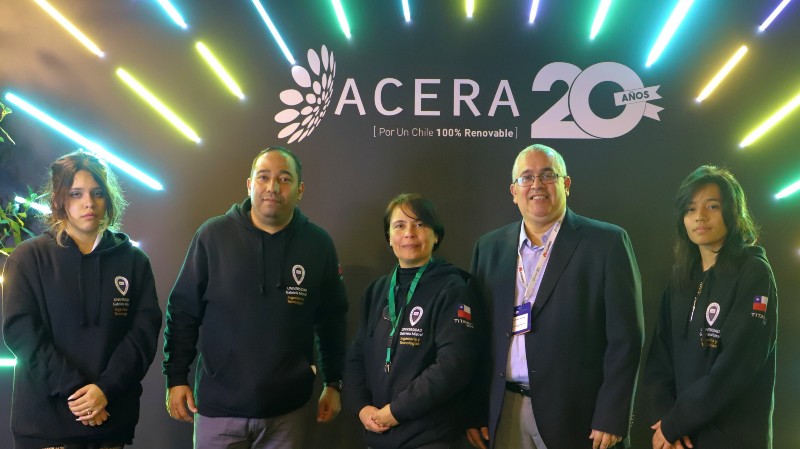 Foto 2 de 6: Futuros ingenieros e ingenieras presentes en aniversario de la Asociación Chilena de Energías Renovables y Almacenamiento
