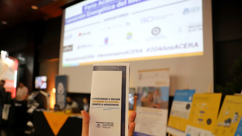 Foto 6 de 6: Futuros ingenieros e ingenieras presentes en aniversario de la Asociación Chilena de Energías Renovables y Almacenamiento