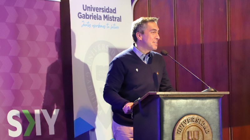 Foto 1 de 9: Universidad Gabriela Mistral dio la bienvenida a más de 120 estudiantes, colaboradores de SKY Airline que comenzarán sus Diplomados en nuestra Casa de Estudios