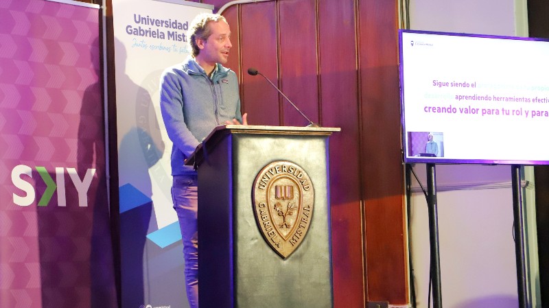 Foto 6 de 9: Universidad Gabriela Mistral dio la bienvenida a más de 120 estudiantes, colaboradores de SKY Airline que comenzarán sus Diplomados en nuestra Casa de Estudios