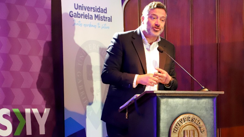 Foto 4 de 9: Universidad Gabriela Mistral dio la bienvenida a más de 120 estudiantes, colaboradores de SKY Airline que comenzarán sus Diplomados en nuestra Casa de Estudios
