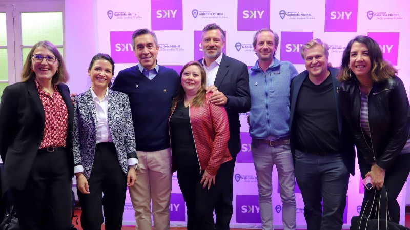 Foto 8 de 9: Universidad Gabriela Mistral dio la bienvenida a más de 120 estudiantes, colaboradores de SKY Airline que comenzarán sus Diplomados en nuestra Casa de Estudios