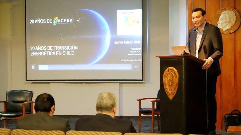 Foto 3 de 7: Escuela de Ingeniería y Tecnología UGM realizó conferencia sobre el desarrollo de energías alternativas