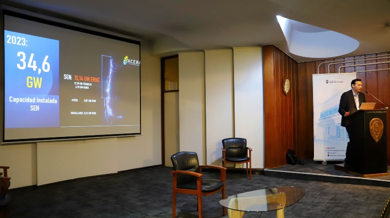 Foto 5 de 7: Escuela de Ingeniería y Tecnología UGM realizó conferencia sobre el desarrollo de energías alternativas