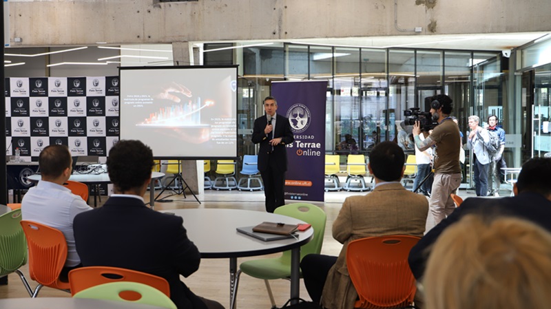 Imagen de la noticia: Rector Mena expuso en seminario UFT sobre educación en línea