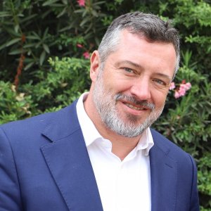 Imagen de la noticia: 5ª Encuesta Ecosistema Emprendedor UGM / B&W: 89% de los chilenos financiará vacaciones con sus ahorros
