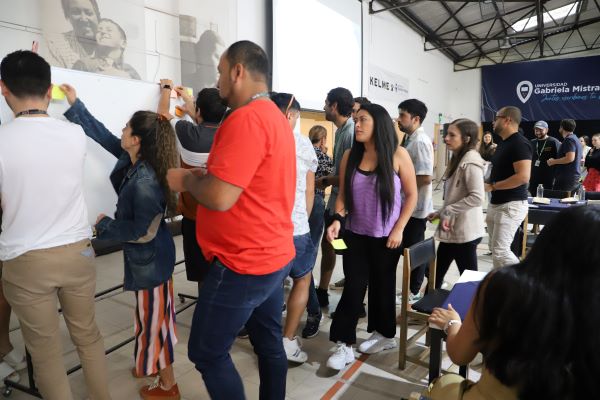 Foto 3 de 11: Más de 100 estudiantes de SKY Airline asisten a jornadas presenciales del programa de Diplomados UGM