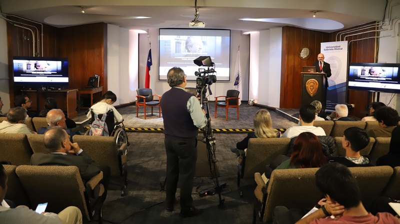 Foto 4 de 4: Conversatorio “Diálogos Mistralinos” realzó dimensión internacional de Gabriela Mistral
