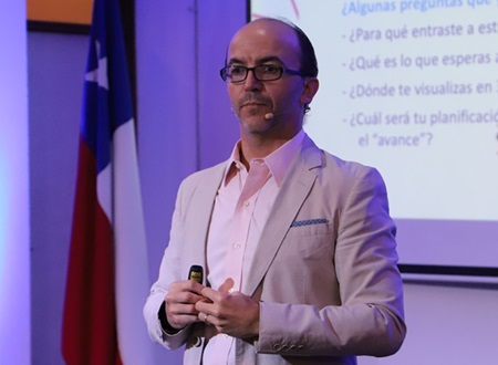 Emprendedor educativo Kenneth Gent inauguró Año Académico Advance UGM
