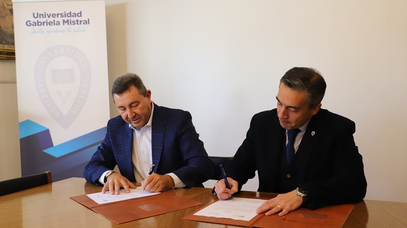 Imagen de la noticia: Universidad Gabriela Mistral firmó acuerdo con Asociación de Auditores Externos de Chile para trabajar desafíos entre el mundo académico y laboral