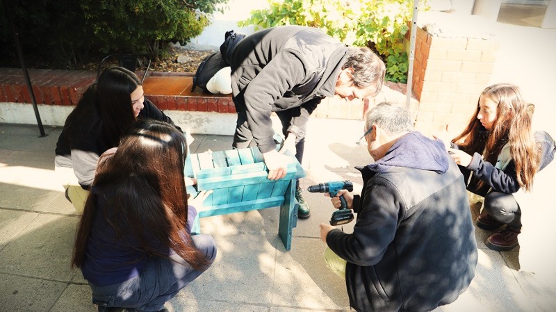 Foto 1 de 4: Arquitectura UGM y sostenibilidad: Con plástico reciclado estudiantes construyen sillas inspiradas en arquitecto holandés