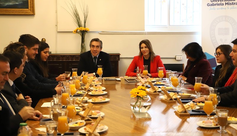 Imagen de la noticia: Red de Alumni UGM reunió a egresados destacados de Derecho para reforzar vínculos