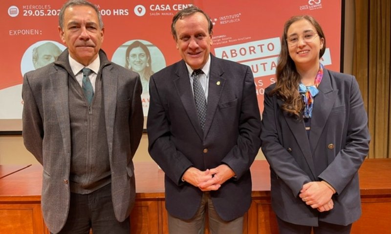 Académicos de Universidad Gabriela Mistral colaboraron en libro