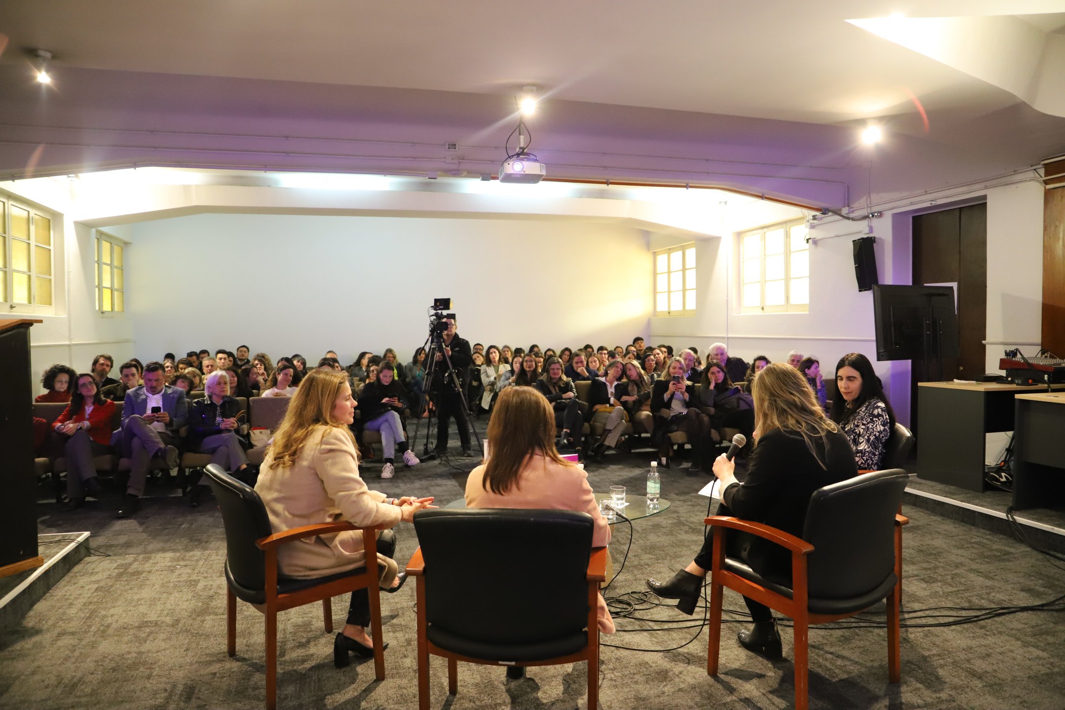 Imagen de la noticia: Directora del MBA UGM presentó libro "Las Mujeres Invierten: aprende cómo hacer crecer tu dinero"