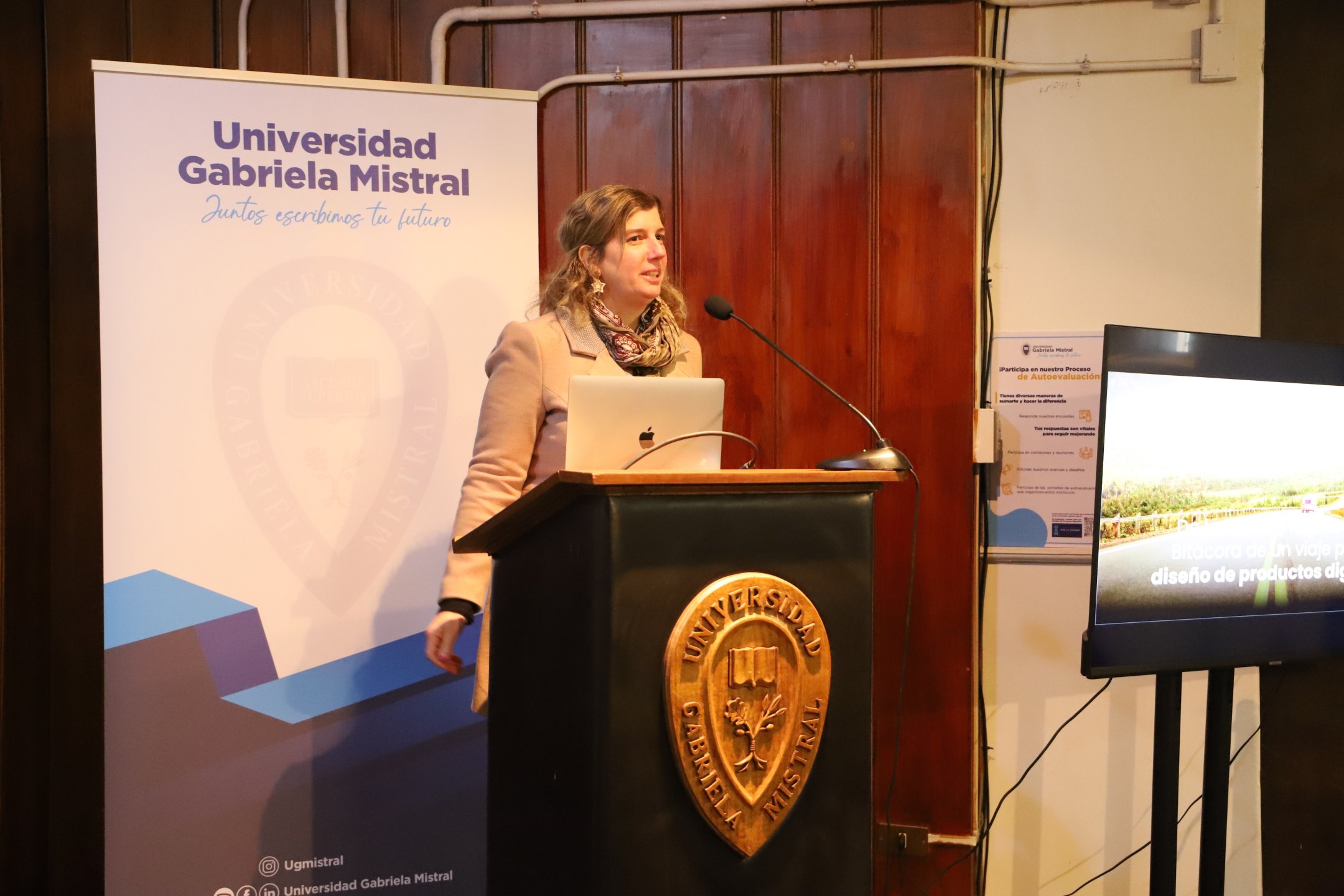 Imagen de la noticia: Adriana Gavidia, egresada de Diseño UGM, compartió con los próximos profesionales del Diseño