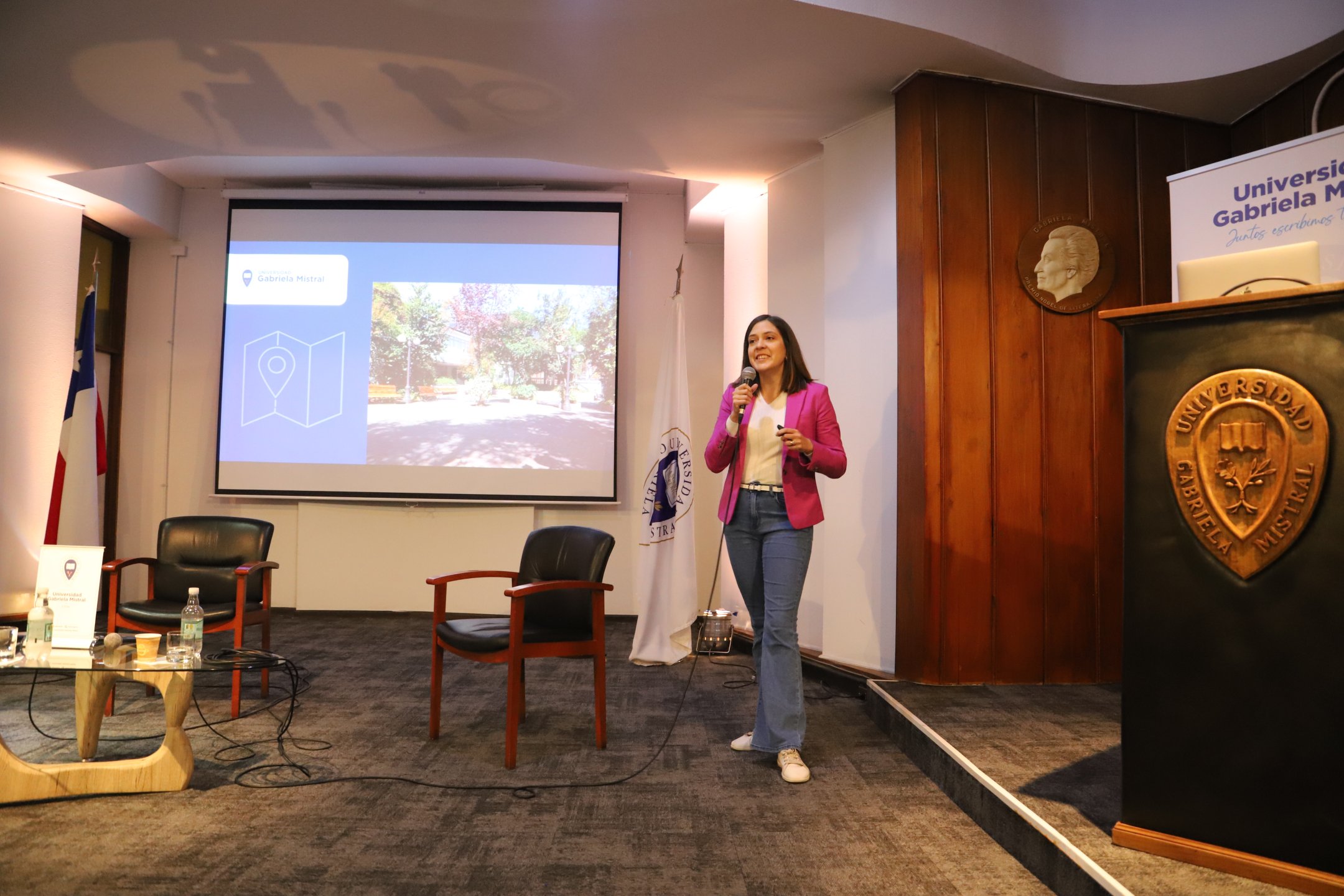 Imagen de la noticia: Adriana Gavidia, egresada de Diseño UGM, compartió con los próximos profesionales del Diseño