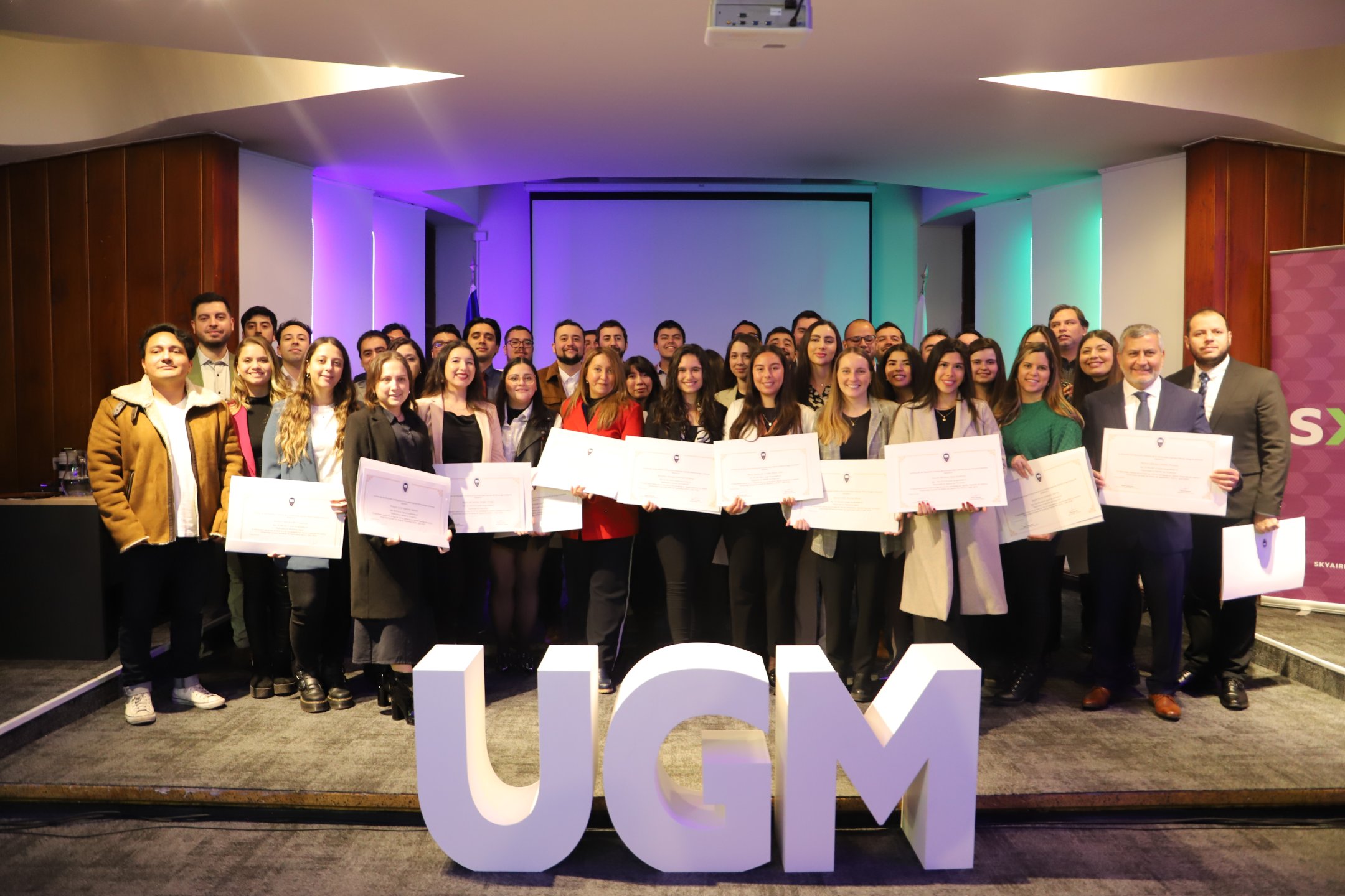 Imagen de la noticia: Más de 100 Colaboradores de Sky Airline se perfeccionaron con diplomados especialmente diseñados según sus necesidades