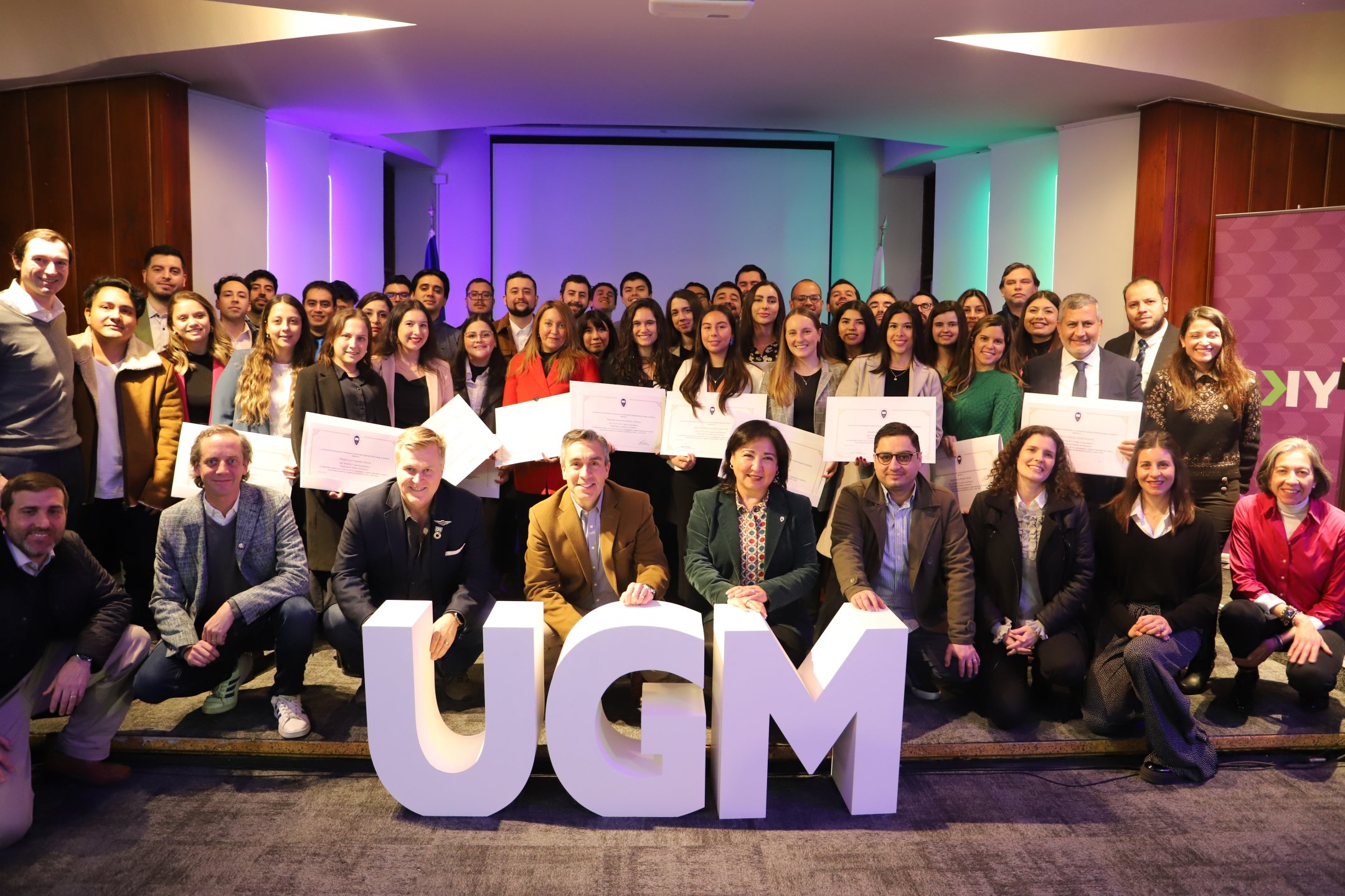 Imagen de la noticia: Más de 100 Colaboradores de Sky Airline se perfeccionaron con diplomados especialmente diseñados según sus necesidades