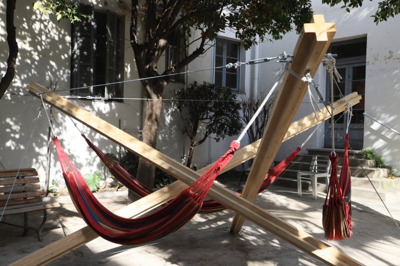 Foto 4 de 5: “De Nuestros Estudiantes”: Alumnos de Arquitectura UGM intervienen espacios mistralinos con instalación de hamacas creadas en curso de la carrera