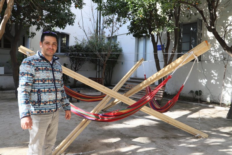 Foto 5 de 5: “De Nuestros Estudiantes”: Alumnos de Arquitectura UGM intervienen espacios mistralinos con instalación de hamacas creadas en curso de la carrera
