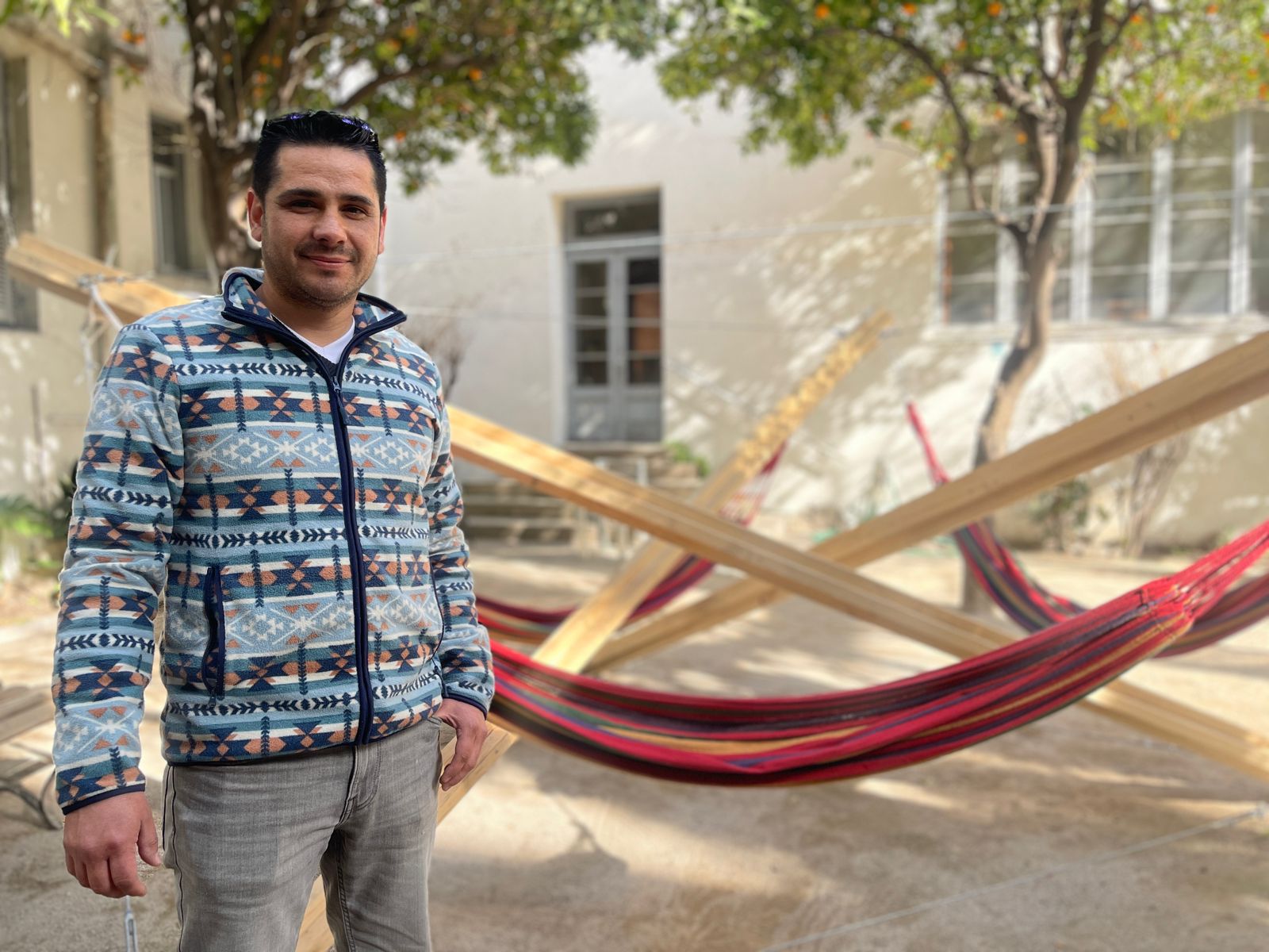 Imagen de la noticia: “De Nuestros Estudiantes”: Alumnos de Arquitectura UGM intervienen espacios mistralinos con instalación de hamacas creadas en curso de la carrera