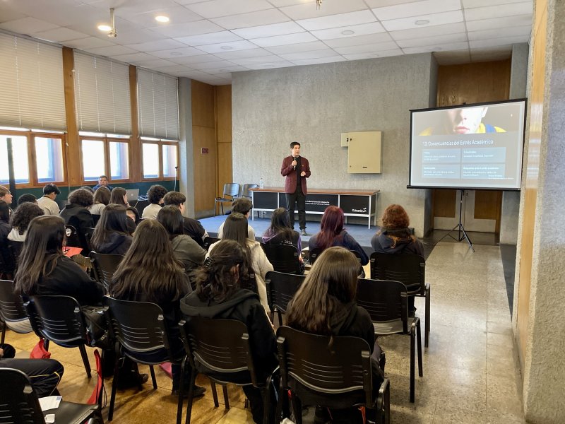 Foto 3 de 4: Exitosa charla sobre manejo del estrés de docente UGM Andrés Flores en Feria SIAD 2024