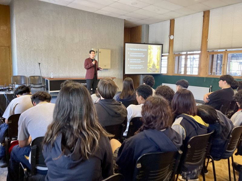 Foto 1 de 4: Exitosa charla sobre manejo del estrés de docente UGM Andrés Flores en Feria SIAD 2024