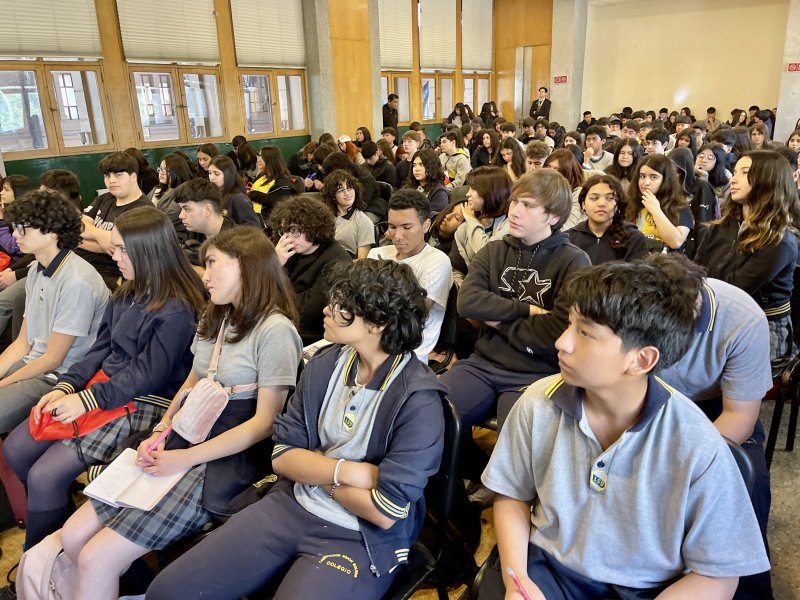 Foto 4 de 4: Exitosa charla sobre manejo del estrés de docente UGM Andrés Flores en Feria SIAD 2024