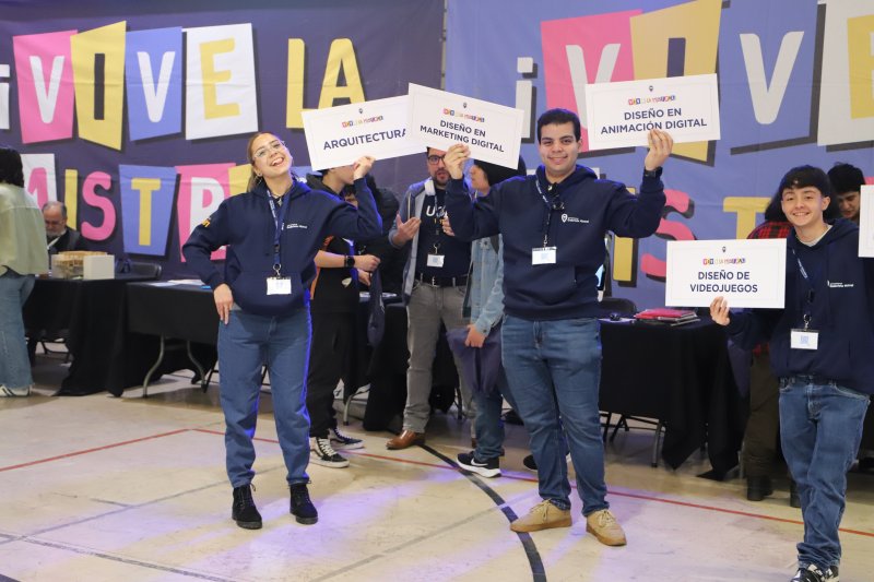 Foto 5 de 7: "Vive la Mistral": cientos de estudiantes de Enseñanza Media fueron mistralinos por un día