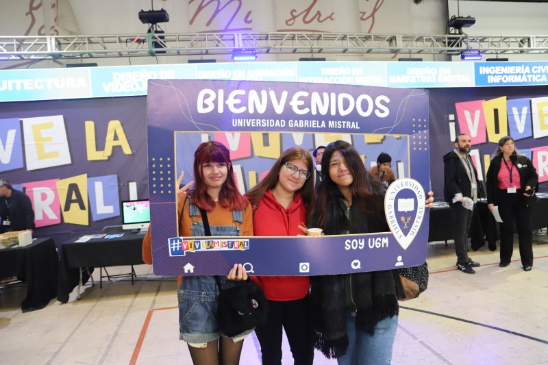Foto 6 de 7: "Vive la Mistral": cientos de estudiantes de Enseñanza Media fueron mistralinos por un día