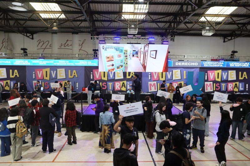 Foto 1 de 7: "Vive la Mistral": cientos de estudiantes de Enseñanza Media fueron mistralinos por un día