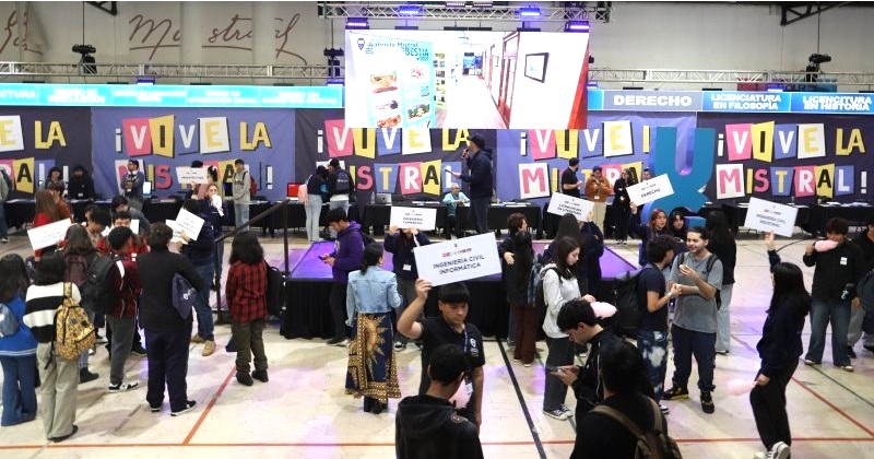 Imagen de la noticia: "Vive la Mistral": cientos de estudiantes de Enseñanza Media fueron mistralinos por un día