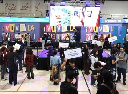 "Vive la Mistral": cientos de estudiantes de Enseñanza Media fueron mistralinos por un día