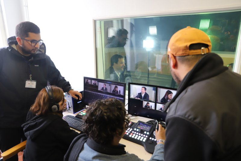 Foto 2 de 7: "Vive la Mistral": cientos de estudiantes de Enseñanza Media fueron mistralinos por un día