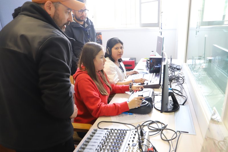 Foto 3 de 7: "Vive la Mistral": cientos de estudiantes de Enseñanza Media fueron mistralinos por un día