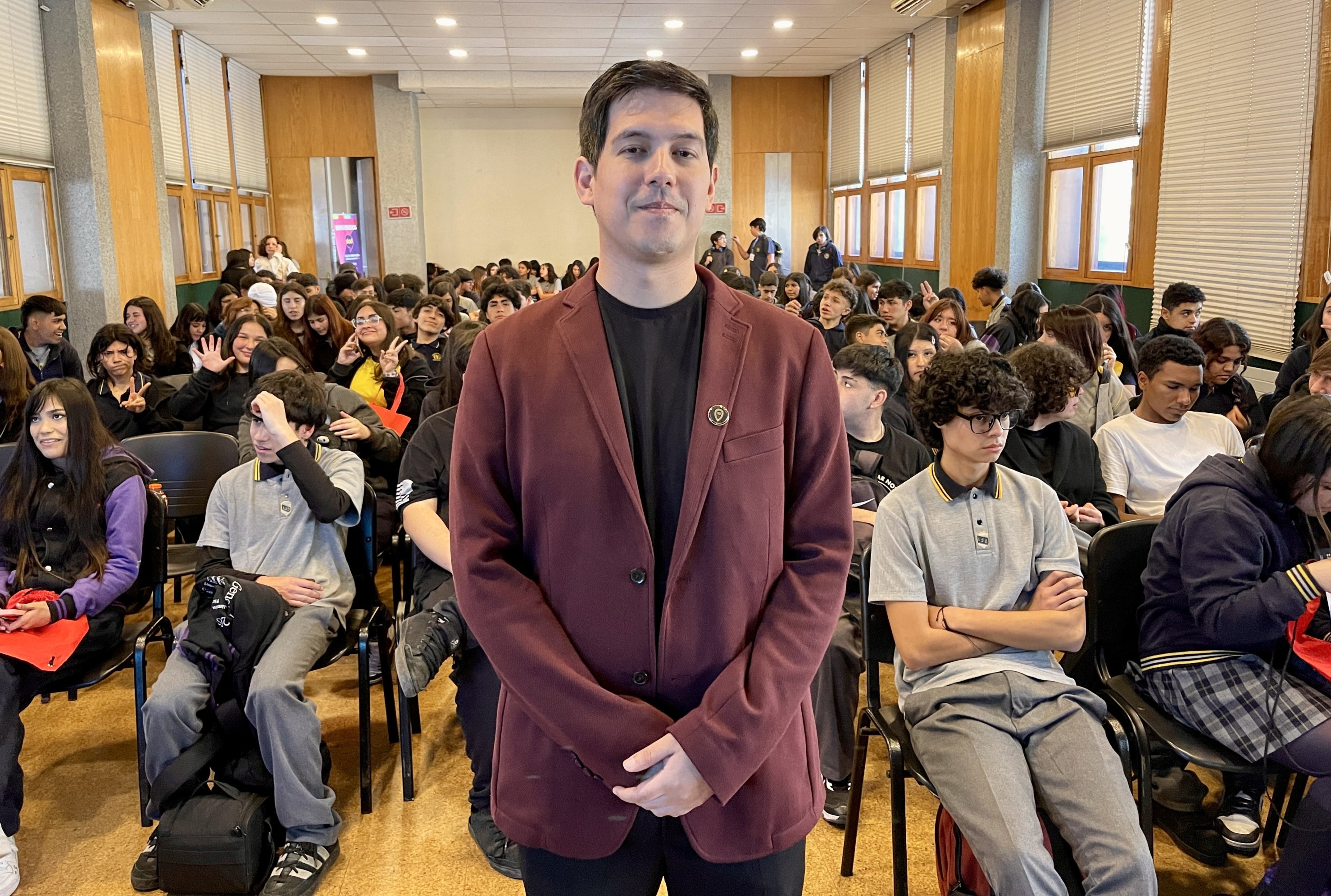 Imagen de la noticia: Exitosa charla sobre manejo del estrés de docente UGM Andrés Flores en Feria SIAD 2024