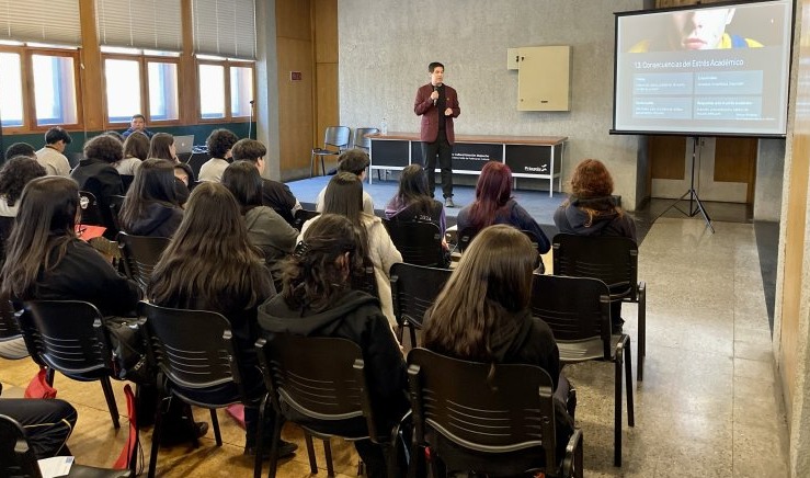 Imagen de la noticia: Exitosa charla sobre manejo del estrés de docente UGM Andrés Flores en Feria SIAD 2024