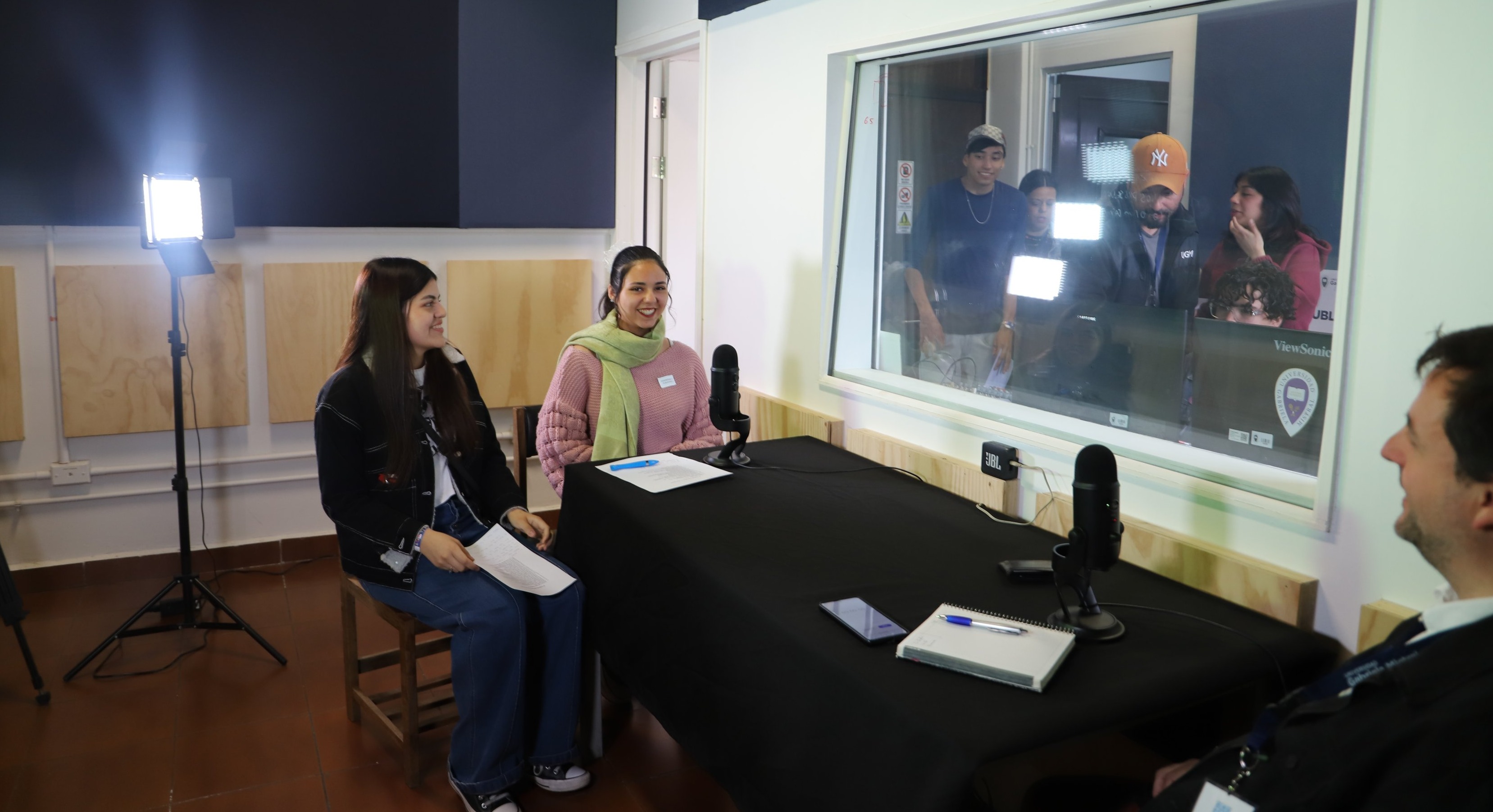 Imagen de la noticia: "Vive la Mistral": cientos de estudiantes de Enseñanza Media fueron mistralinos por un día