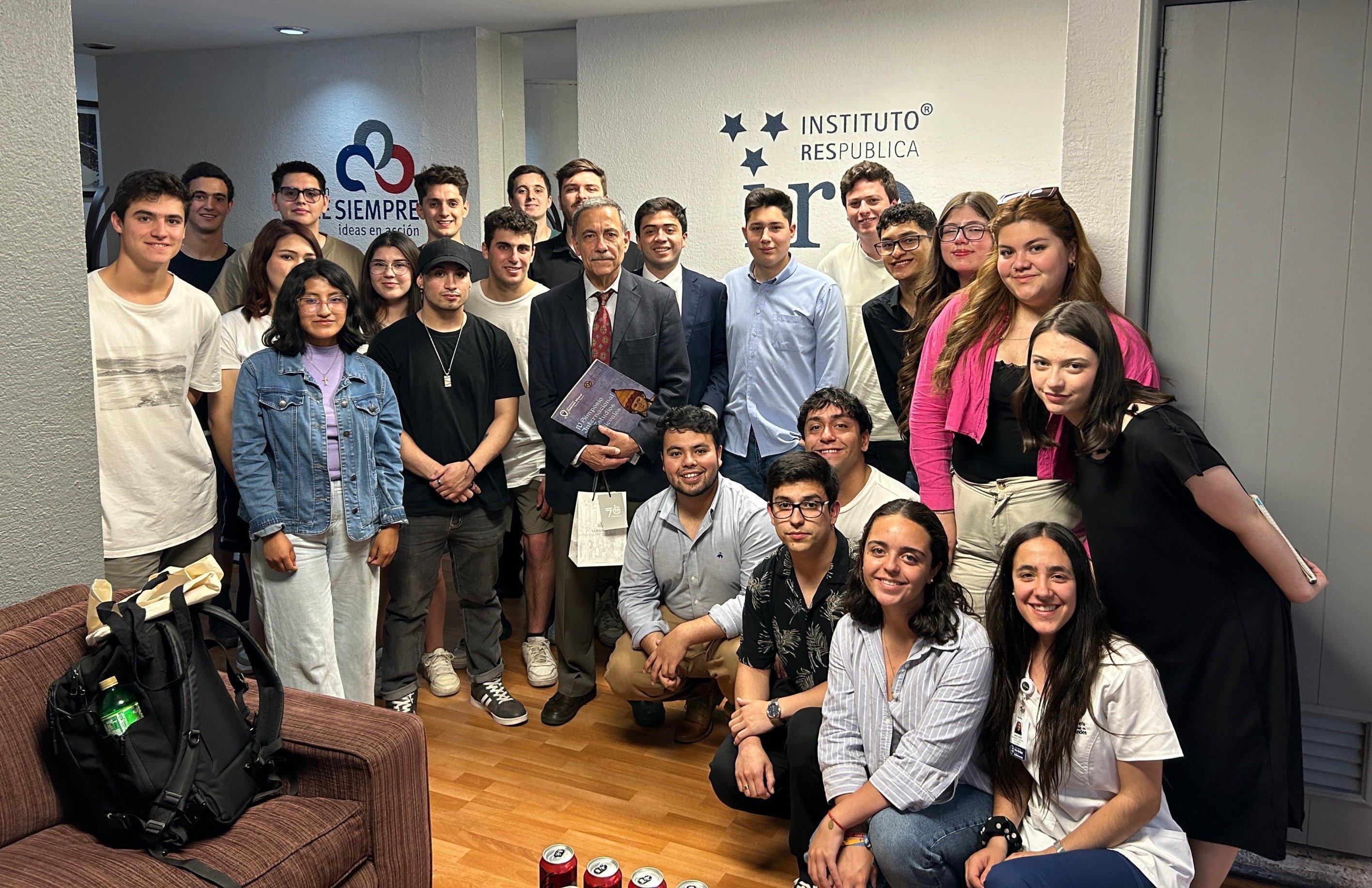 Imagen de la noticia: Dr. Jorge Martínez dictó clase magistral en Programa Academia de Instituto Res Publica