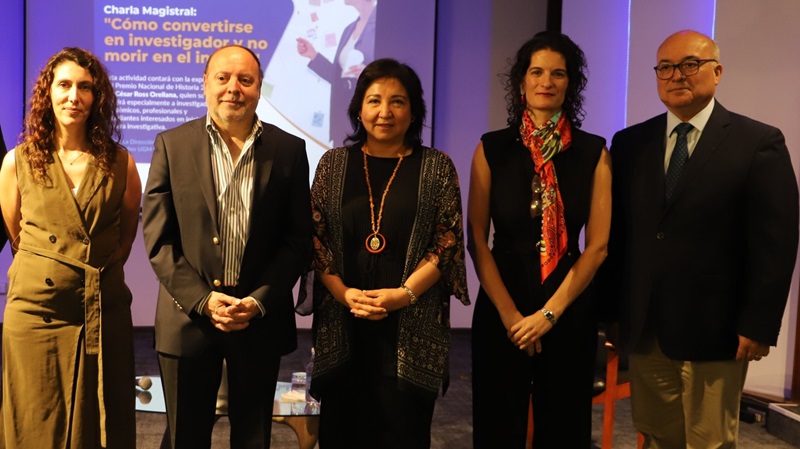 Imagen de la noticia: Premio Nacional de Historia 2024 César Ross dictó Clase Magistral a comunidad académica UGM