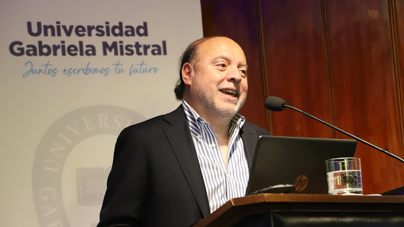 Imagen de la noticia: Premio Nacional de Historia 2024 César Ross dictó Clase Magistral a comunidad académica UGM