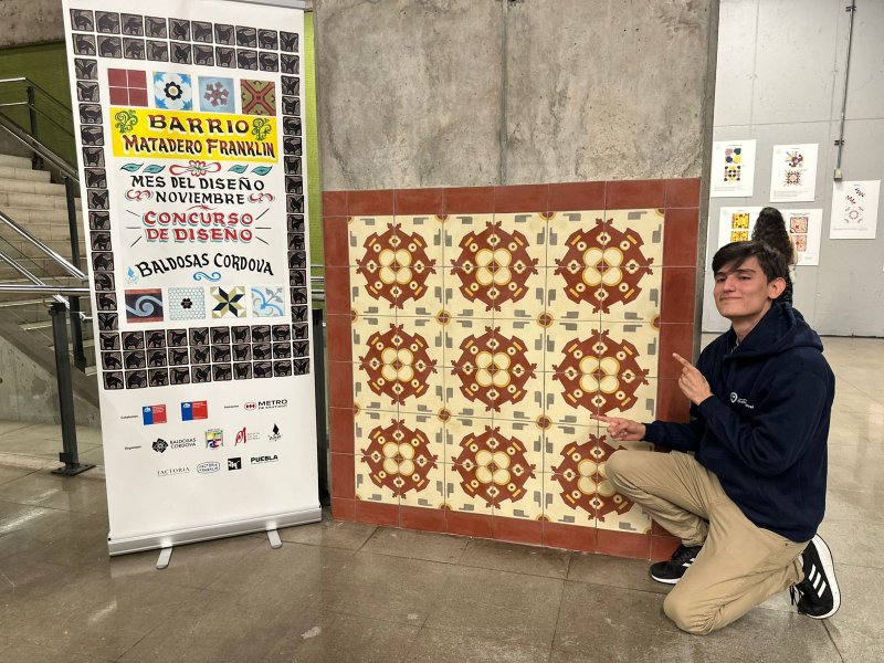 Foto 5 de 6: Martín Tobar, estudiante de la Escuela de Diseño y Artes Digitales UGM, ganó Primer Concurso Nacional de Diseño en Barrio Franklin